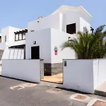 Beautiful And Luxurious With Heated Pool And Free Wi-fi In Playa Blanca. Villa
