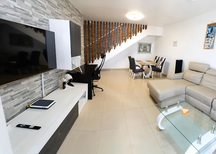 Beautiful And Luxurious With Heated Pool And Free Wi-fi In Playa Blanca. *