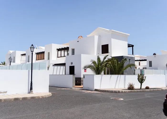 Beautiful And Luxurious With Heated Pool And Free Wi-fi In Playa Blanca.