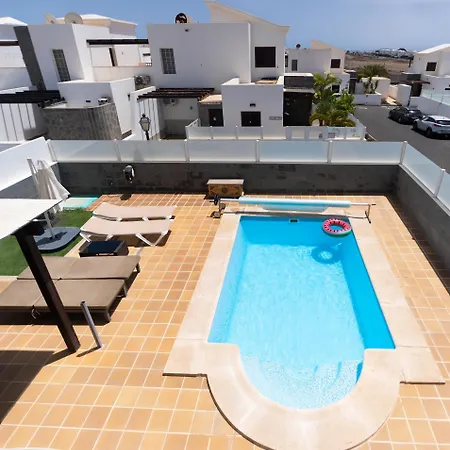 فيلة Beautiful And Luxurious With Heated Pool And Free Wi-fi In Playa Blanca.
