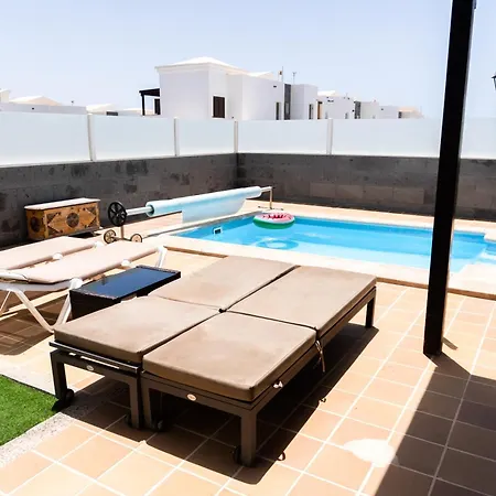 Beautiful And Luxurious With Heated Pool And Free Wi-fi In Playa Blanca.