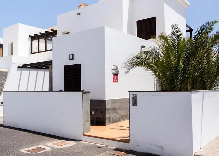 Beautiful And Luxurious With Heated Pool And Free Wi-fi In Playa Blanca. Villa
