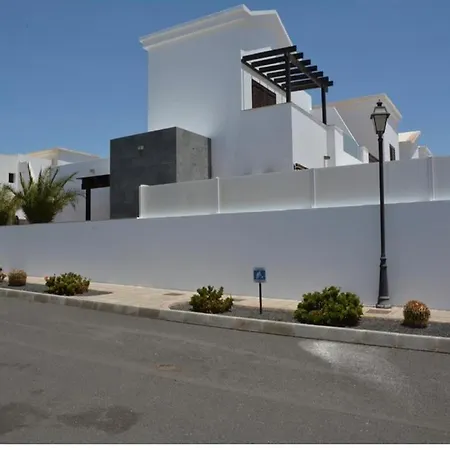 Villa Beautiful And Luxurious With Heated Pool And Free Wi-fi In Playa Blanca. *