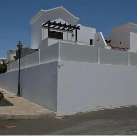 Вилла Beautiful And Luxurious With Heated Pool And Free Wi-fi In Playa Blanca. Коста Бланка