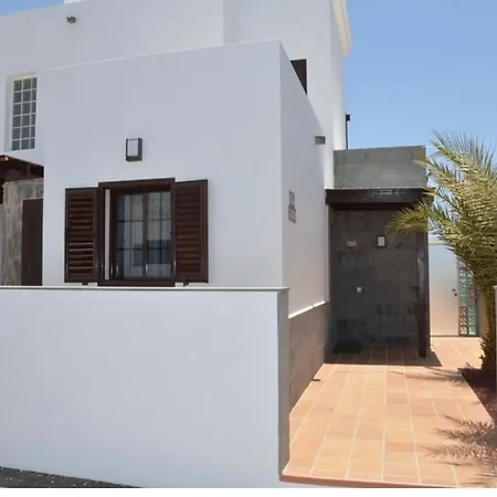 Beautiful And Luxurious With Heated Pool And Free Wi-fi In Playa Blanca. Villa *