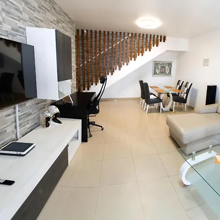Beautiful And Luxurious With Heated Pool And Free Wi-fi In Playa Blanca. *