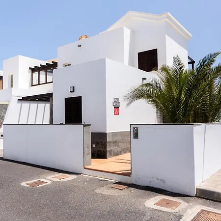 Beautiful And Luxurious With Heated Pool And Free Wi-fi In Playa Blanca. Вилла