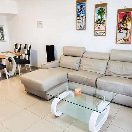 Beautiful And Luxurious With Heated Pool And Free Wi-fi In Playa Blanca. Вилла Коста Бланка