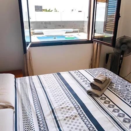 Beautiful And Luxurious With Heated Pool And Free Wi-fi In Playa Blanca. Villa